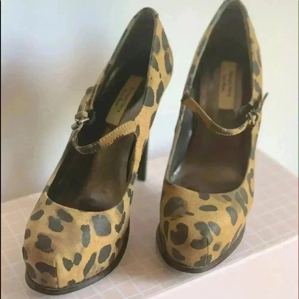 Vera Wang leopard shoes 